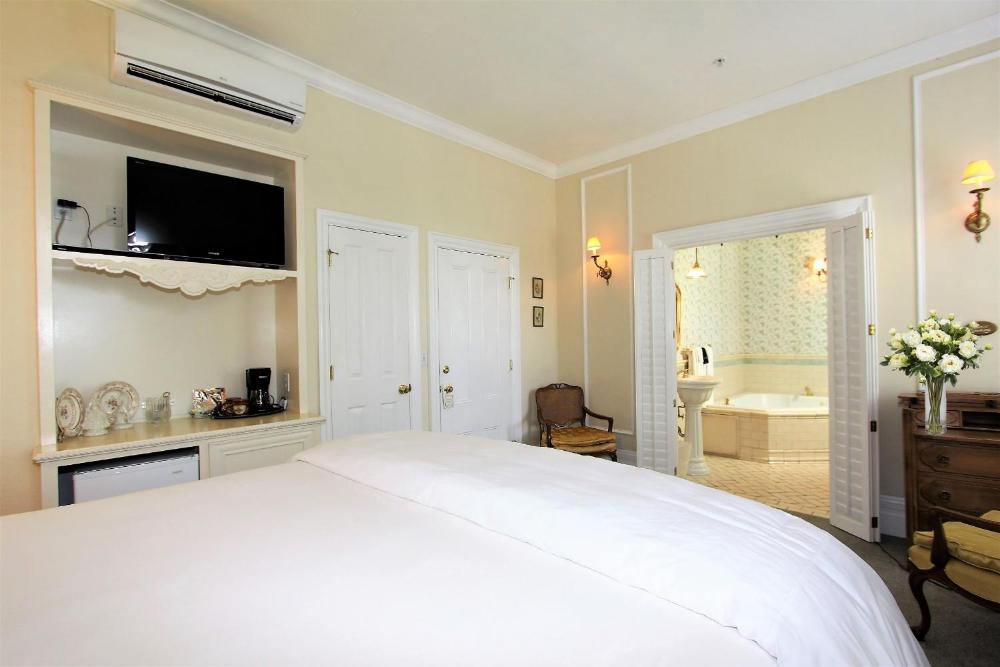 Executive Suite with Spa Bath interior
